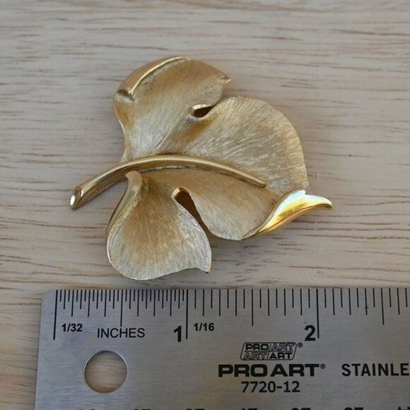 Vintage 60s Trifari Crown Gold Tone Brushed Leaf Brooch Pin - Picture 6 of 6